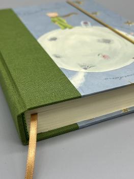 Preview: Notizbuch Kleiner Prinz – Detailansicht Bindung, Kapitalbänder, Lesebändchen und grüner Leinenrücken