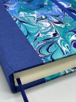 Preview: Notizbuch 17×12 cm Marmoriert – Detailansicht Leinenrücken mit Lesebändchen und Kapitalband