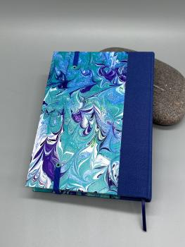 Preview: Notizbuch 17×12 cm Marmoriert – Rückendeckel mit Swirl-Muster, Gesamtansicht mit Gummiband