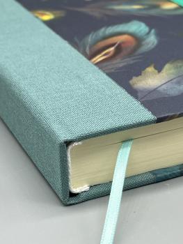 Preview: Bindung Lesebändchen Buch Leinenrücken Gummiband handgebunden Notizen graugrün Federn Detail