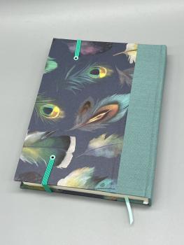 Preview: Rückseite Buch Leinenrücken Gummiband handgebunden Notizen Vogelfedern bunt