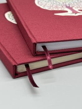 Preview: Notizbuch A5 Ganzband Lebensbaum – Variantenansicht mit weinrotem Leinenbezug, Lesebändchen und Kapitalband