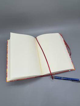 Preview: Notizbuch A5 Marmoriert – geöffnetes Buch mit altweißen Blankoseiten, Lesebändchen und Stift
