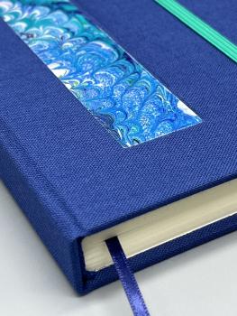 Preview: Notizbuch 9×14 cm Marmoriert Ganzband – Vorderdeckel komplett in Leinen mit marmorierter Fenster-Einlage