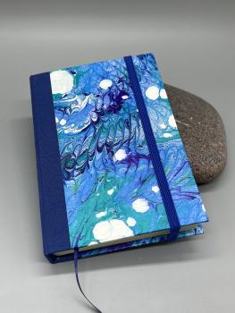 Notizbuch 9×14 cm Marmoriert Halbband – Vorderdeckel mit selbst marmoriertem Bezugspapier und farblich passendem Leinenrücken