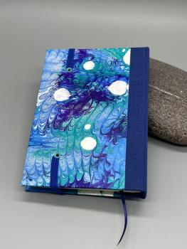Preview: Notizbuch 9×14 cm Marmoriert Halbband – Buchrückseite mit Leinenrücken und Lesebändchen