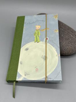Notizbuch 9×15 cm Kleiner Prinz – Vorderdeckel mit Le Petit Prince-Illustrationen von Kartos, grüner Leinenrücken, Gummiband