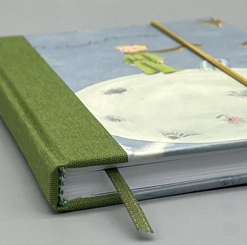 Preview: Notizbuch 9×15 cm Kleiner Prinz – Detailansicht grüner Leinenrücken mit Lesebändchen und Kapitalband