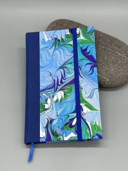 Notizbuch 9×15 cm Marmoriert – Vorderdeckel Variante Blau, selbst marmorierter Einband, passender Leinenrücken und Gummiband