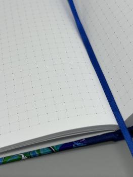 Preview: Notizbuch 9×15 cm Marmoriert Variante Blau – offen liegendes Buch mit hochweißen punktkarierten Seiten