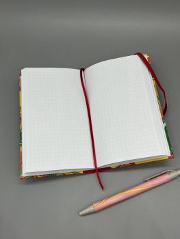 Preview: Notizbuch 9×15 cm Marmoriert Variante Rot – offenes Buch, Seiten mit Lesebändchen und Kapitalband