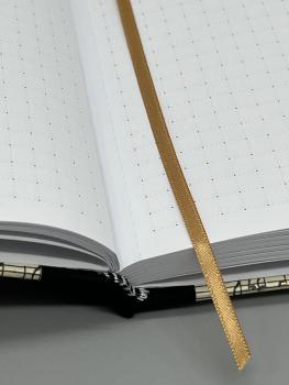 Preview: Notizbuch 9×15 cm Partitur – offen liegendes Buch mit hochweißen punktkarierten Seiten und Lesebändchen