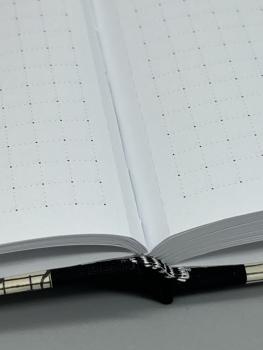 Notizbuch 9×15 cm Partitur – Detailansicht hochweiße Seiten mit 5mm-Punktraster und Mikroperforation
