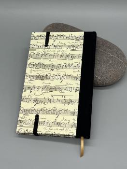 Preview: Notizbuch 9×15 cm Partitur – Rückendeckel mit Notenmotiv und schwarzem Leinenrücken, Gesamtansicht