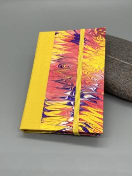 Immerwährender Taschenkalender Marmoriert – Vorderdeckel Variante Gelb mit Kammzug-Marmormuster, farblich passender Leinenrücken und Gummiband
