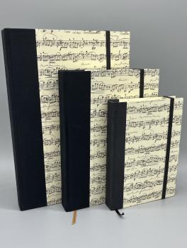 Preview: Partitur-Notizbücher im Größenvergleich – Kleinformat 9×14cm, 17x12cm und A5, handgebunden aus Mühltal