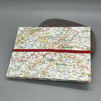 Rückseite, mit Gummiband geschlossen