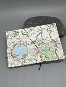 Rückseite Buch Satinband handgebunden Notizen Steckfächer Seiten sammeln Reise Straßenkarte