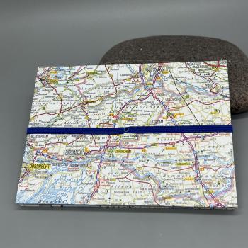Rückseite des mit Gummiband geschlossenen TaschenBuchs