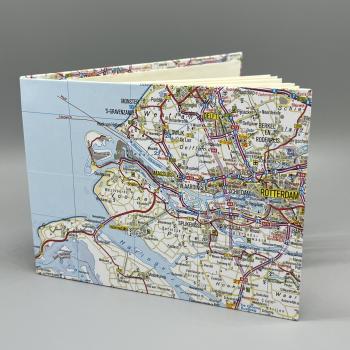 offenes Buch stehend
