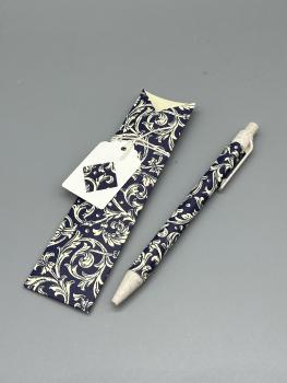 Preview: Geschenkpapier Muster Wirbel blau Anwendungsbeispiel Kugelschreiber Geschenkverpackung