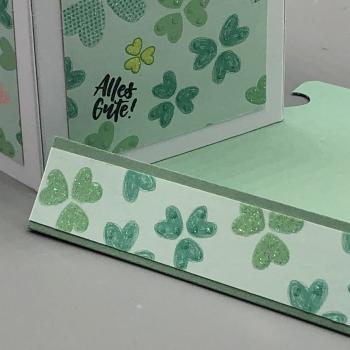 Glückwunschkarte grün Detail Trägerkarte Kleeblätter Glitzerpapier