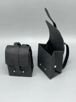 Preview: Geschenk Verpackung Schachtel Wandertasche Wanderung hellbraun Lederoptik Gurte offen