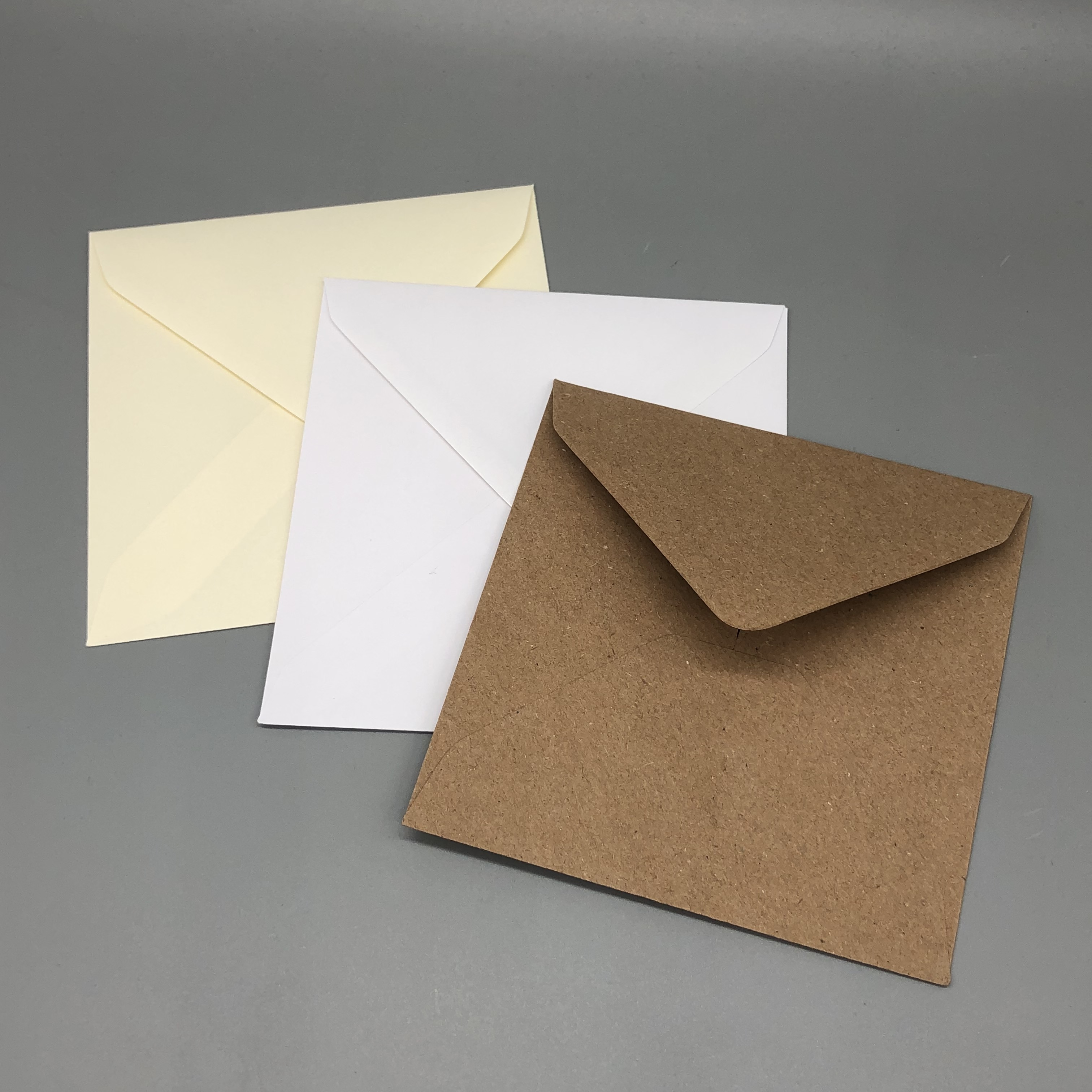 Produktbild von 10 Kraftpapier-Briefumschläge 130 X 130 Mm, Braun, Recycelt Mit Diamantklappe