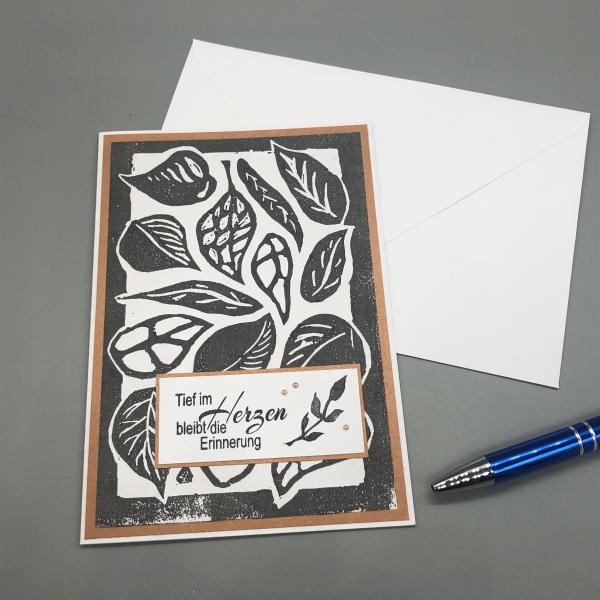 Grußkarte Kondolenz Erinnerung Blätter Druck Stempel schwarz Kuvert Stift