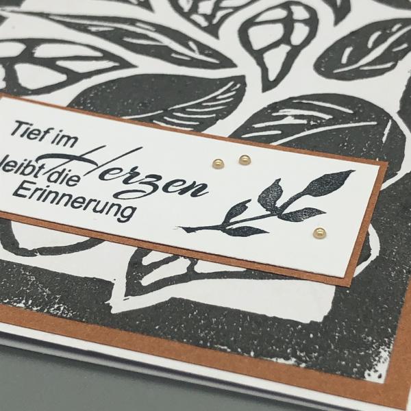 Grußkarte Kondolenz Erinnerung Detail Text Schmucksteine Zweig