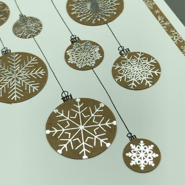 Weihnachtskarte Kraftkarton weiß Detail Schneekristalle Folienveredelung