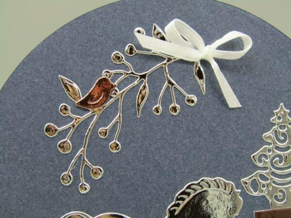 Weihnachten Grußkarte rund Schaukelpferd Detail Schleife Vogel blau
