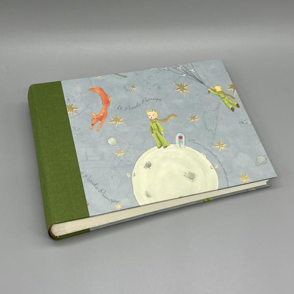Fotoalbum 15×21 cm quer Kleiner Prinz – Vorderdeckel mit Le Petit Prince-Motiv und Goldpulverdruck von Kartos, olivgrüner Leinenrücken
