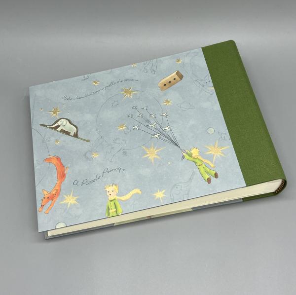 Fotoalbum 15×21 cm quer Kleiner Prinz – Rückdeckel mit Le Petit Prince-Motiv und olivgrünem Leinenrücken