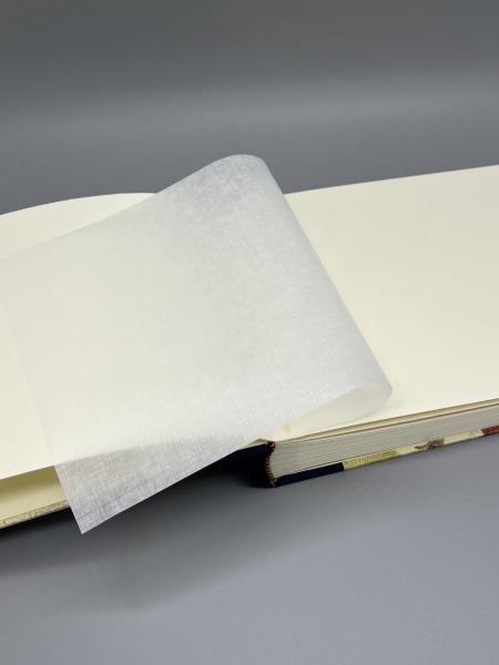 Fotoalbum 15×21 cm quer Marina – aufgeschlagene Seite mit leinenstrukturiertem Pergaminblatt über weißem Fotokarton