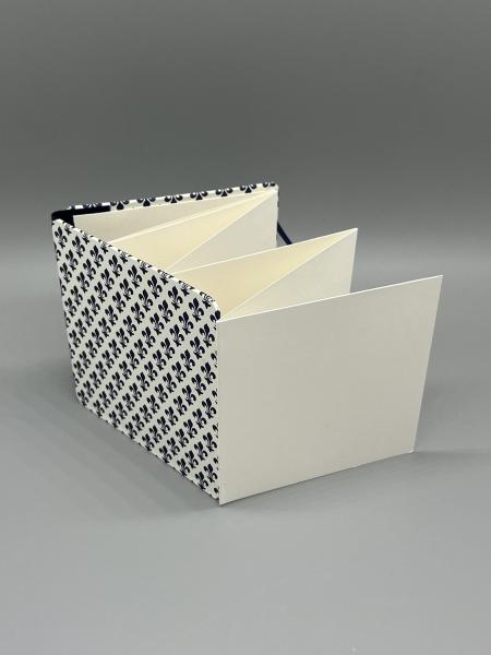 Buch Gummiband Fotos Faltbuch blau Blüten Seiten Faltung Faltbuch blau weiß