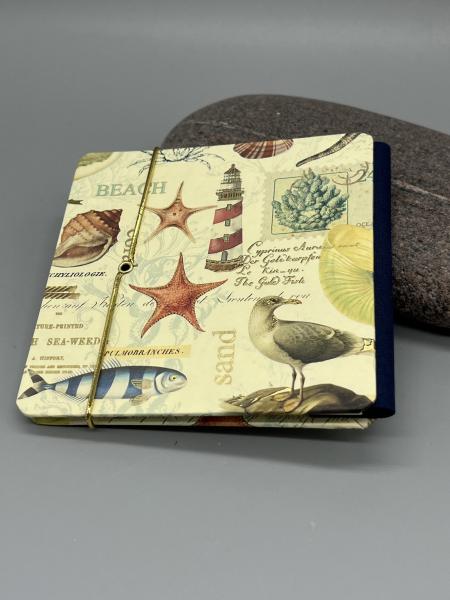 Leporello Marina – Rückseite mit maritimem Motiv, dunkelblauer Leinenrücken