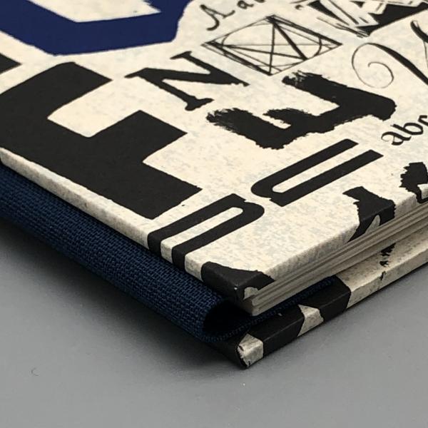 Buch Satinband Fotos Faltbuch Schriftzeichen Buchstaben schwarz Rücken Leinenbindung