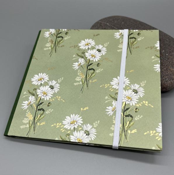 Buch Gummiband Fotos Seiten Faltung Faltbuch grün Gänseblümchen