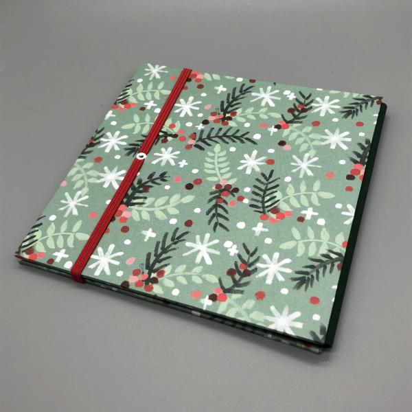 Buch Gummiband Faltbuch grün rot Zweige Schneeflocken Rückseite
