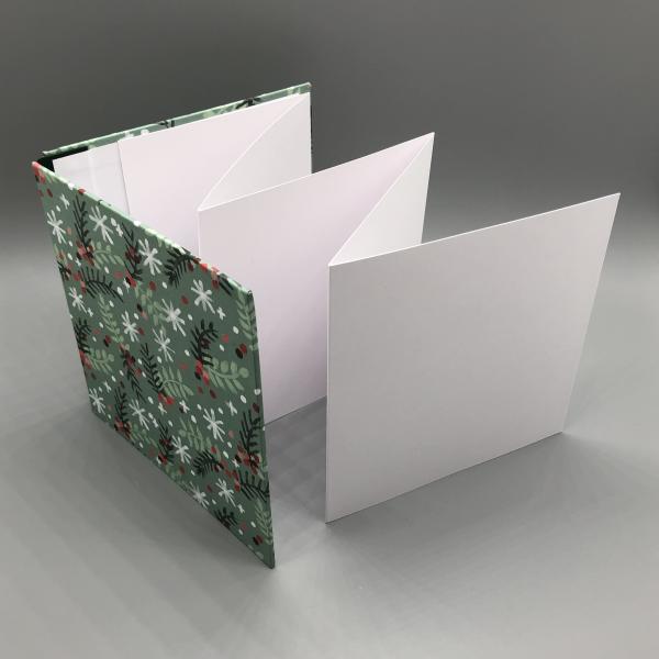 Buch Gummiband Faltbuch grün rot Zweige Schneeflocken Innenseiten weiß zickzack