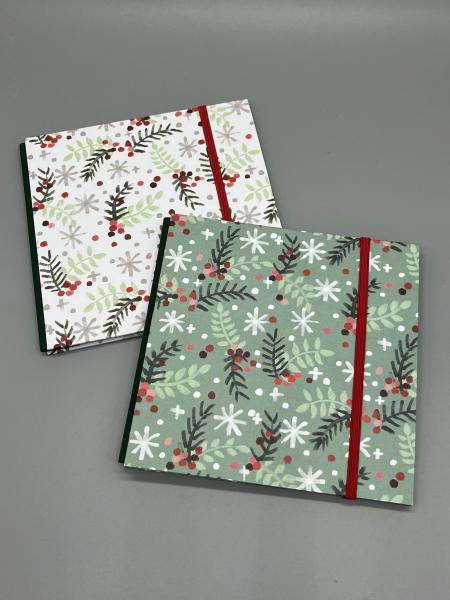 Buch Gummiband Faltbuch Front grün weiß rot Zweige Schneeflocken Varianten