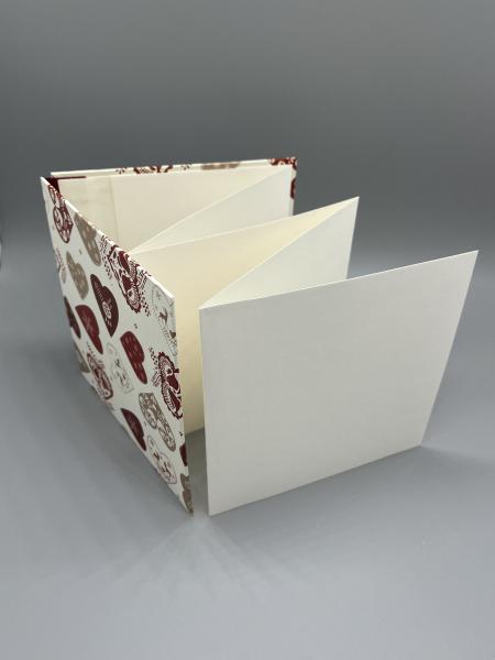 Buch Faltbuch rot Innenseiten weiß zickzack