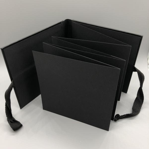 Fotoalbum Buch schwarz Seiten stehend