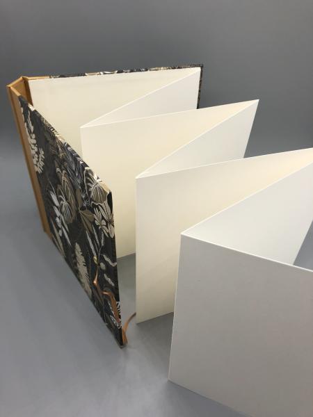Fotoalbum Buch braun golden Blätter Seiten Faltung