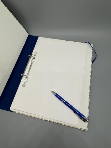 Ringbuch blau  weiß Innenseite Ringmechanik Stift Deckblatt