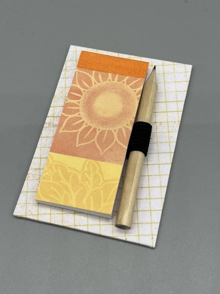 gelbe Blume und Karomuster