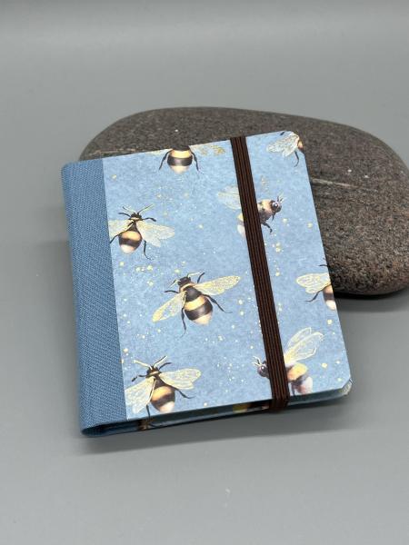 Haftnotizblock mit Stift Bienen – Vorderdeckel mit Bienenmotiv und Golddruck von Kartos auf Blau, hellblauer Leinenrücken und Gummiband