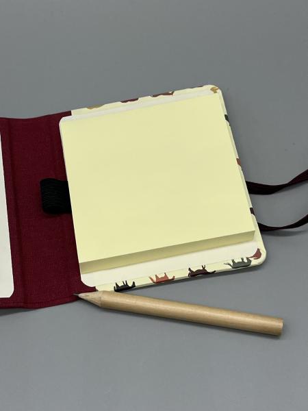 Haftnotizblock mit Stift Bunte Pferde Variante Rot – Innenansicht mit Haftnotizblock und Bleistift