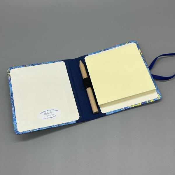 Haftnotizblock mit Stift – Innenansicht mit Haftnotizblock (100 Blatt gelb) und Mini-Bleistift in Stiftschlaufe